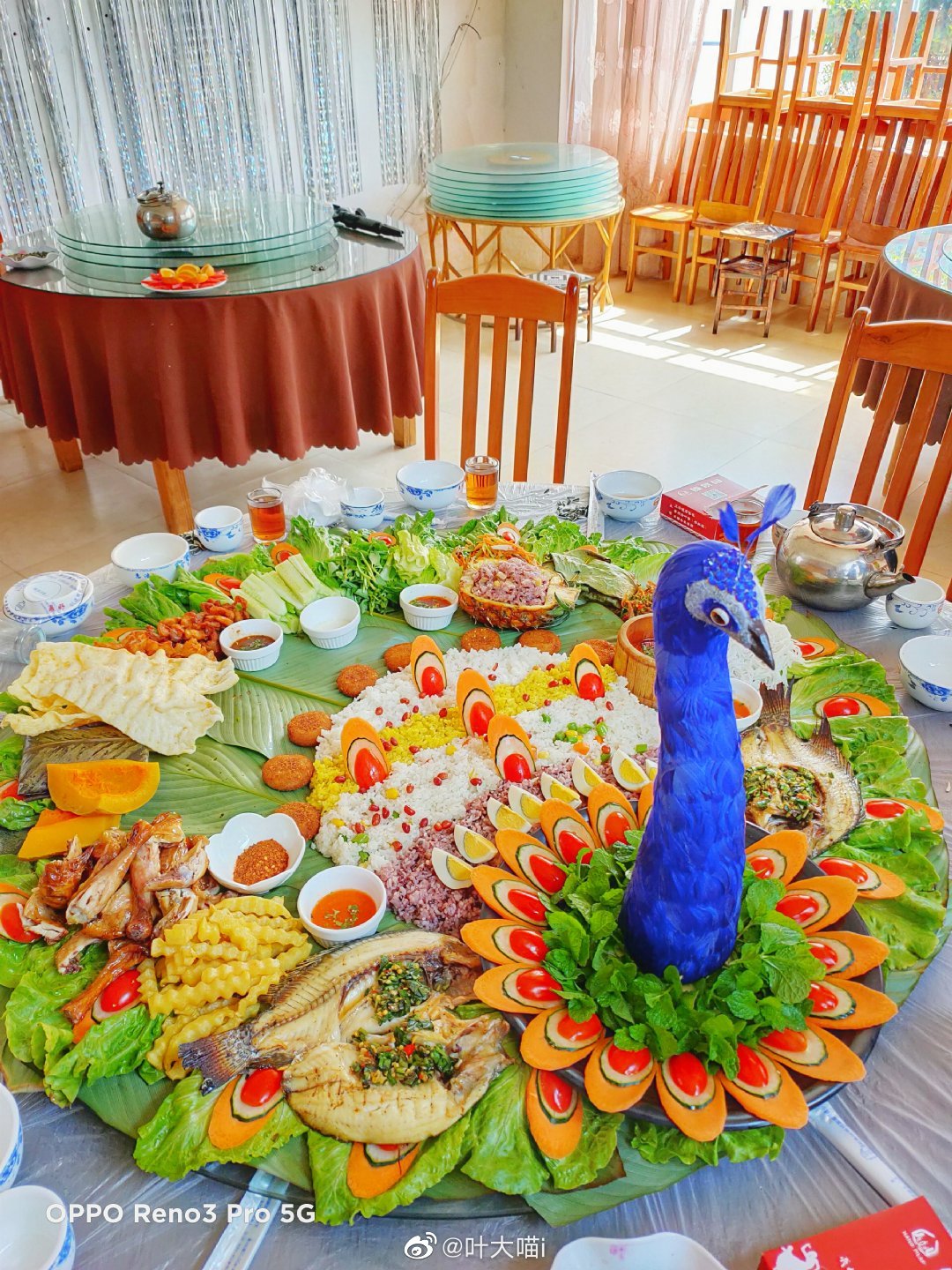去云南普洱,朋友安排了一顿当地特色的""孔雀宴"