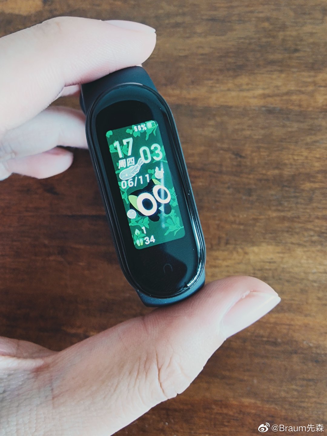 虽然小米手环5有很多表盘可选,但个人还是比较喜欢默认的.|表盘|手环|