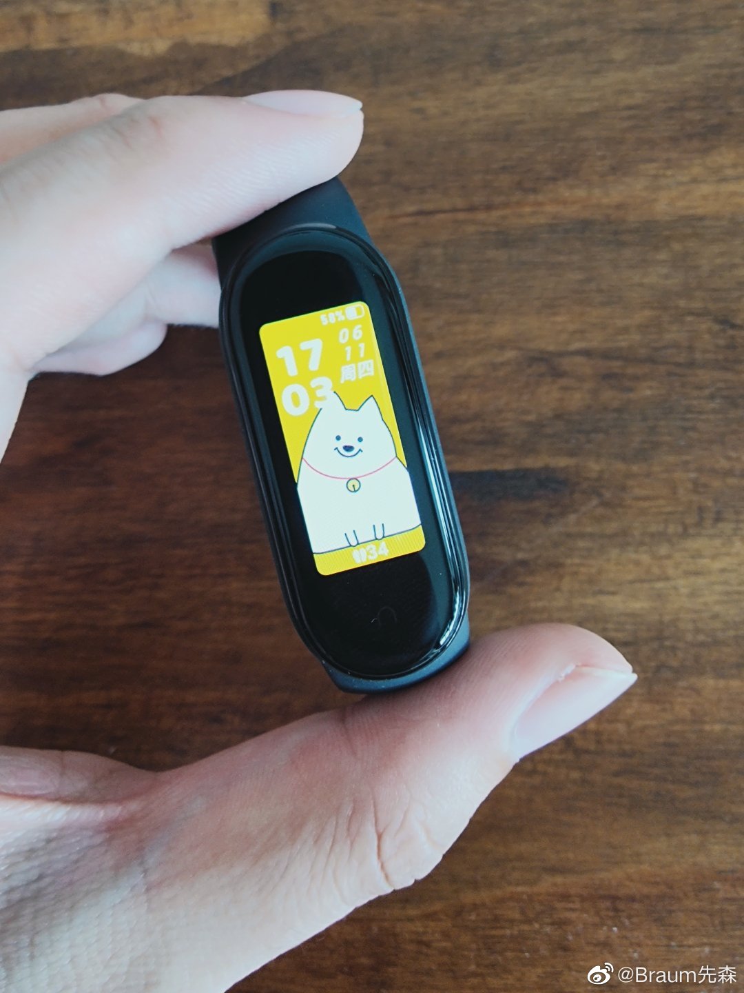 虽然小米手环5有很多表盘可选,但个人还是比较喜欢默认的.|表盘|手环|
