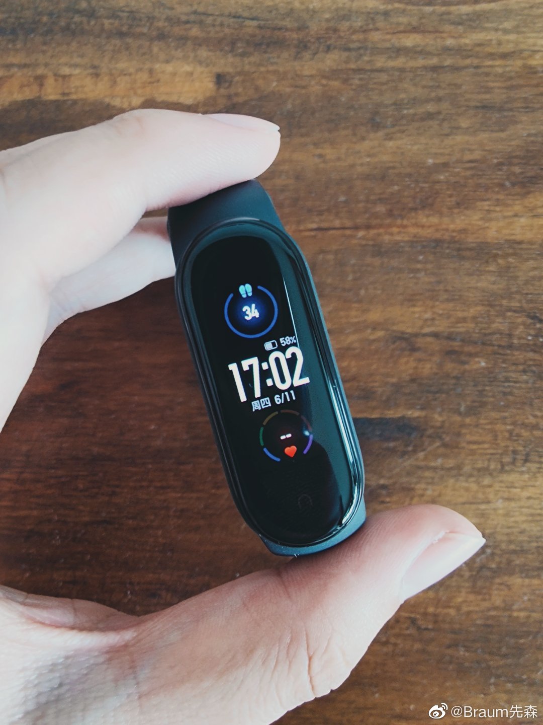 虽然小米手环5有很多表盘可选,但个人还是比较喜欢默认的.|表盘|手环|