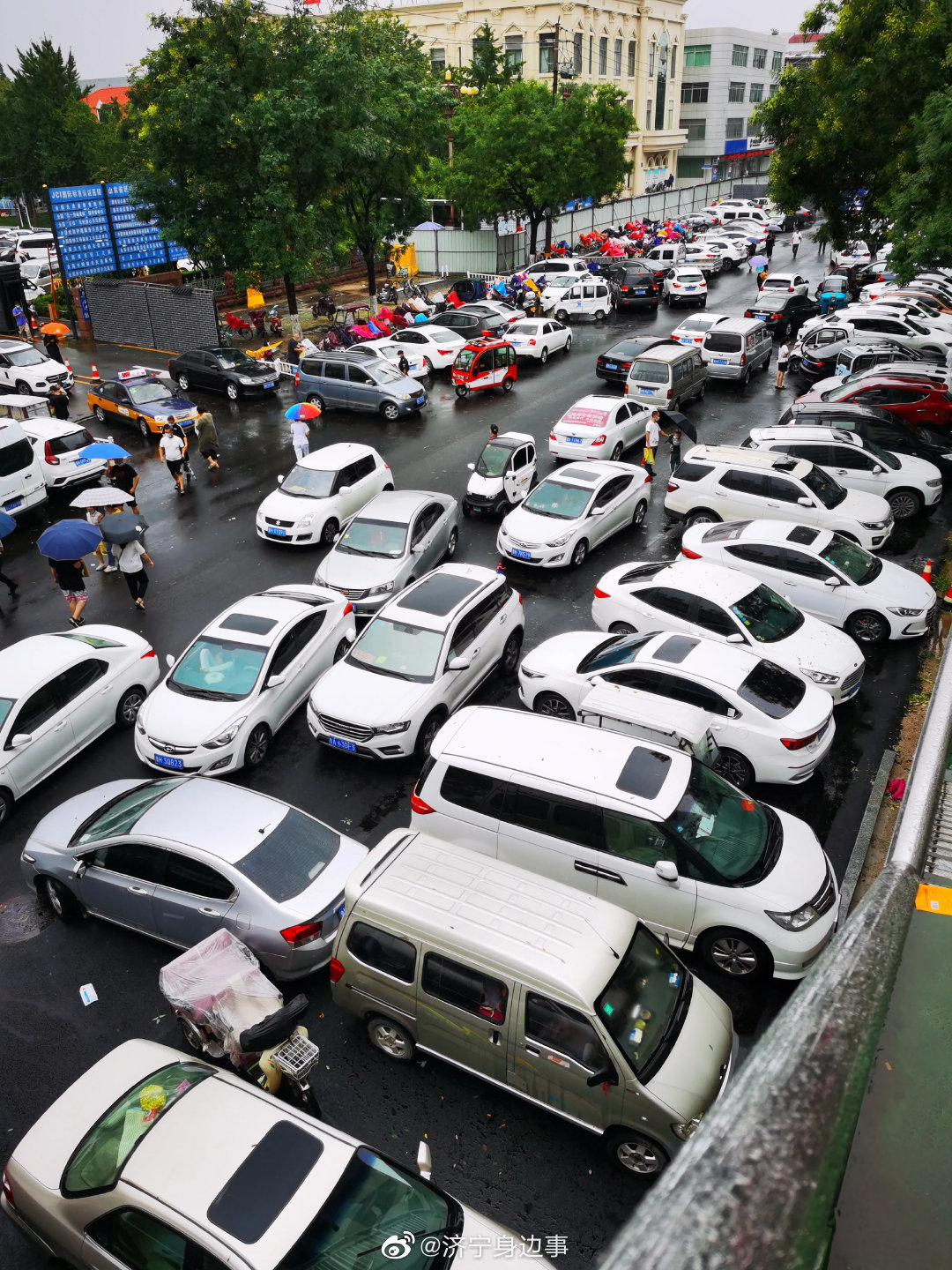 济宁 假如城市机动车道可以随便停车,就是现在的景观