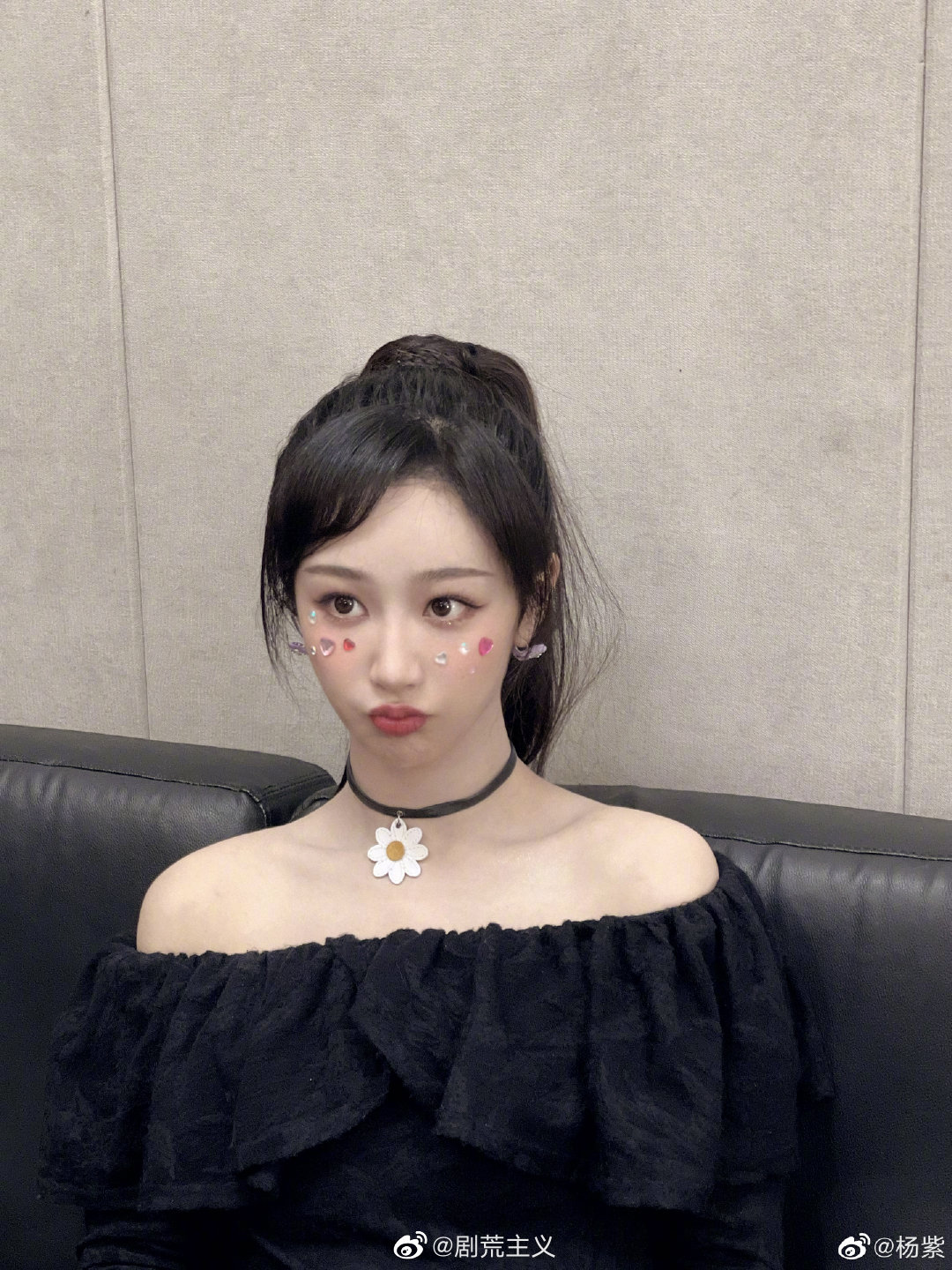 杨紫在微博晒出了两张高马尾照片~ 仔细看是《你好星期六》