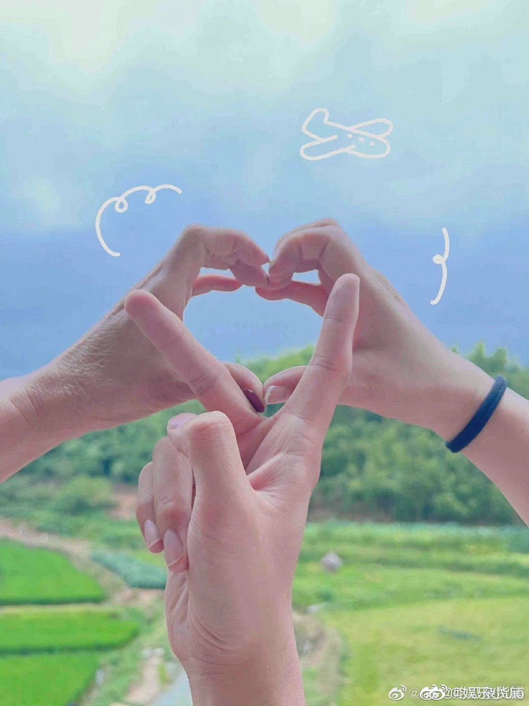 唐九洲晒出一家人比心手势图而且有路透他们一家人玩得很开心