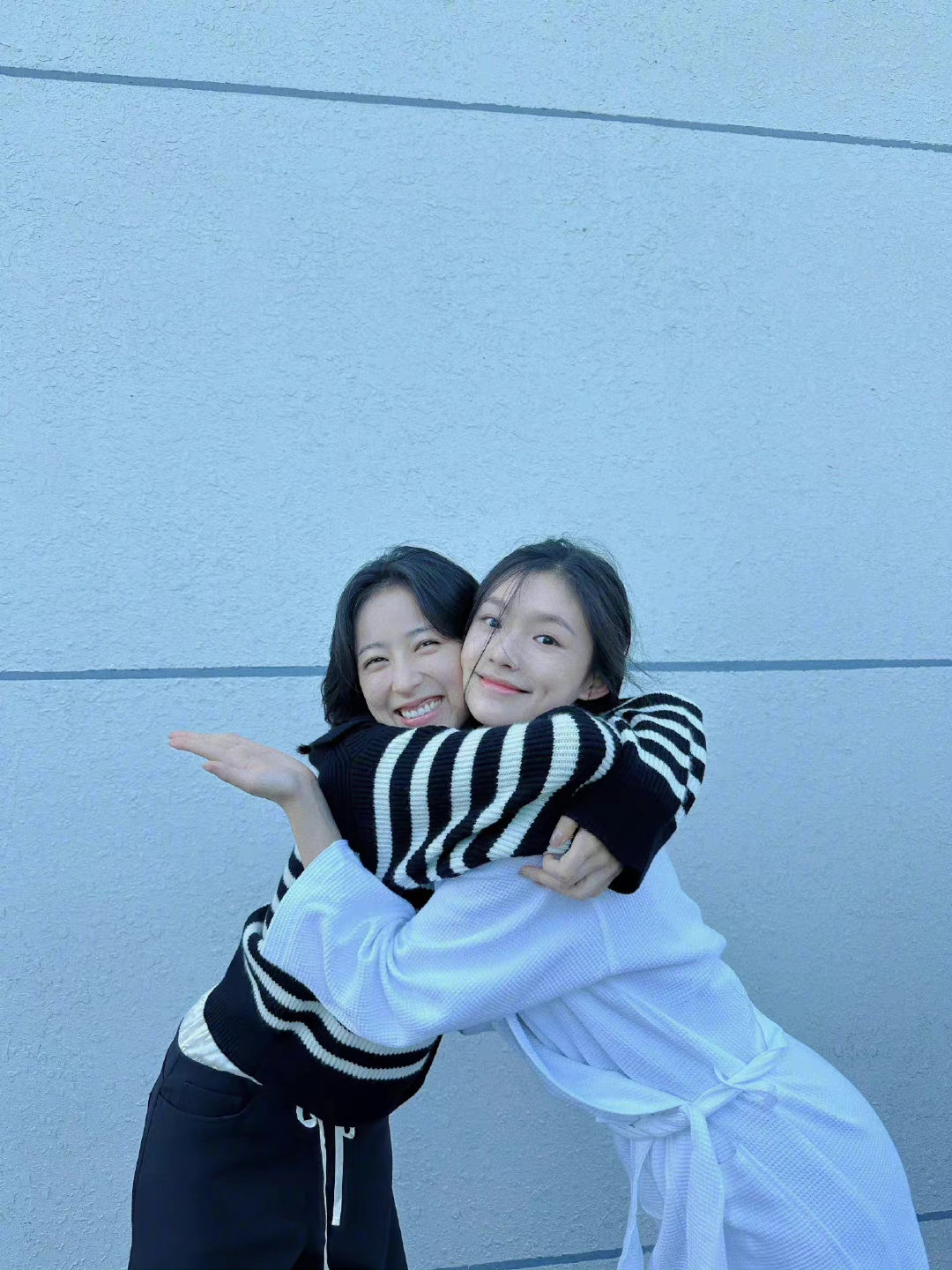 林允周雨彤互相探班,美女贴贴 好可爱的两个大宝贝_高清图集_新浪网