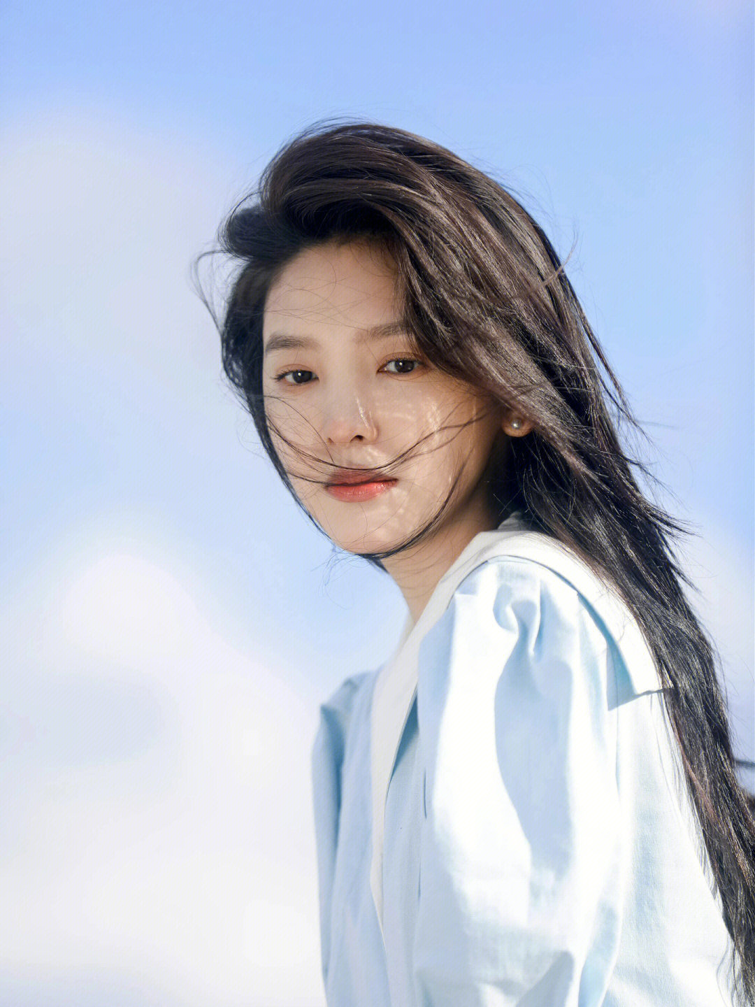 章若楠湛蓝天空大片