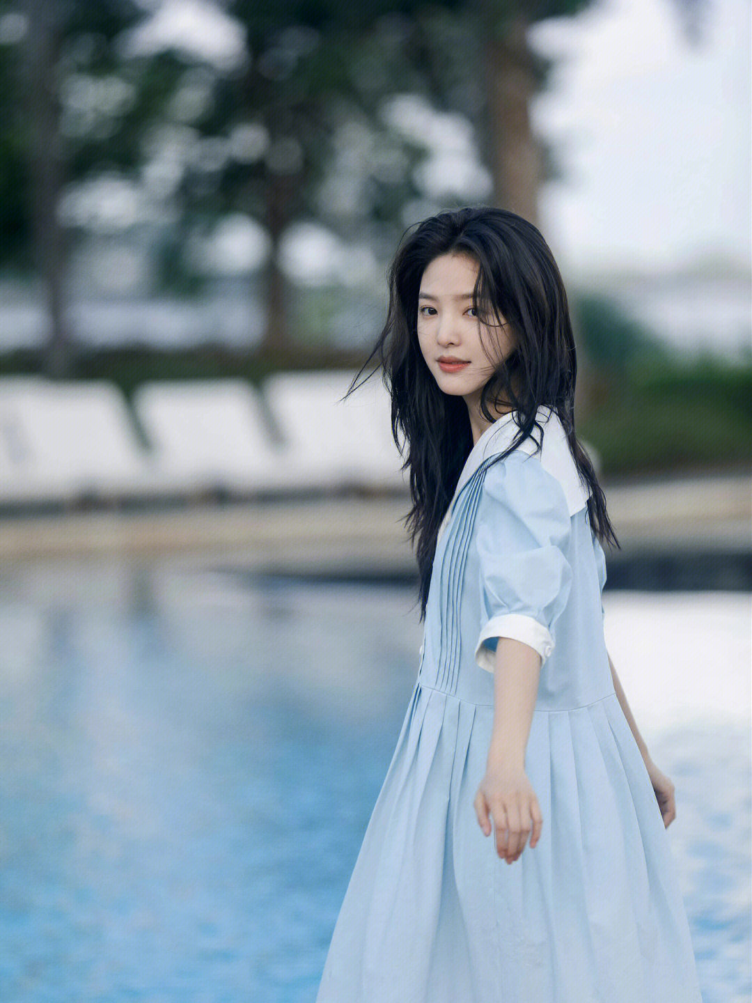 章若楠湛蓝天空大片