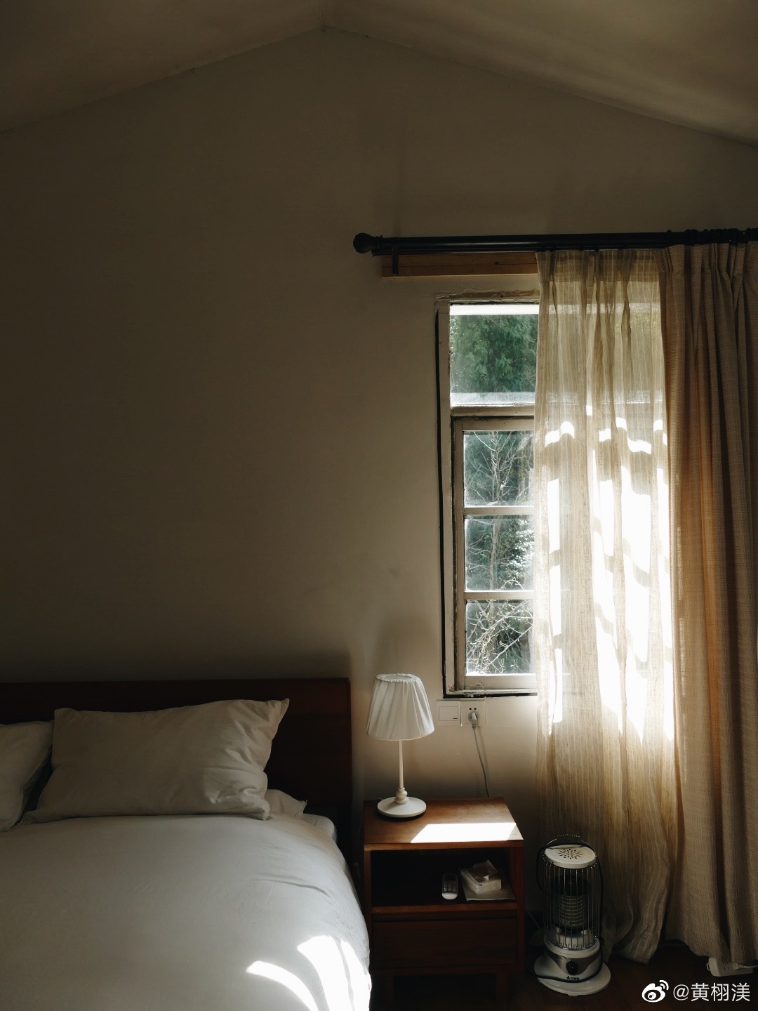 有住客姑娘早晨抵达在房间里看到阳光从东边照进来