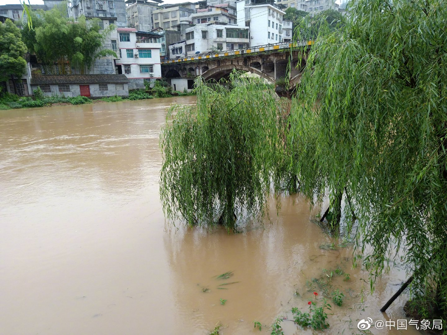 湖南省湘西州龙山县遭遇暴雨天气