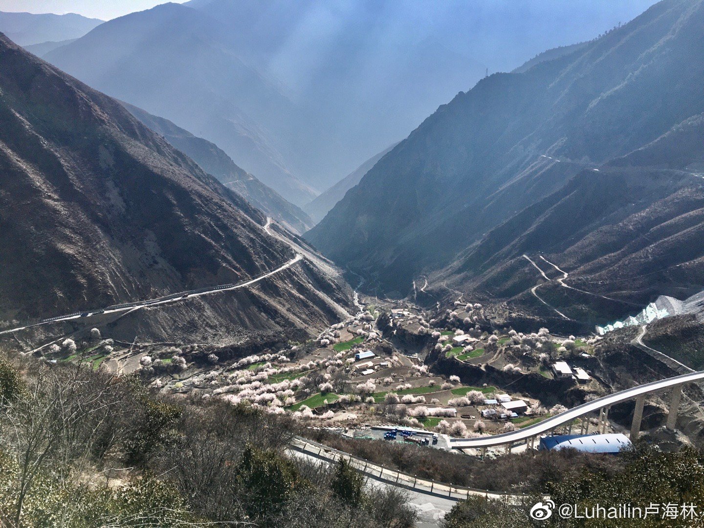 【携程攻略】西藏怒江七十二道拐景点,318国道上拥有著名的天路七十二拐，是川藏公路的必经之路，车辆在这…