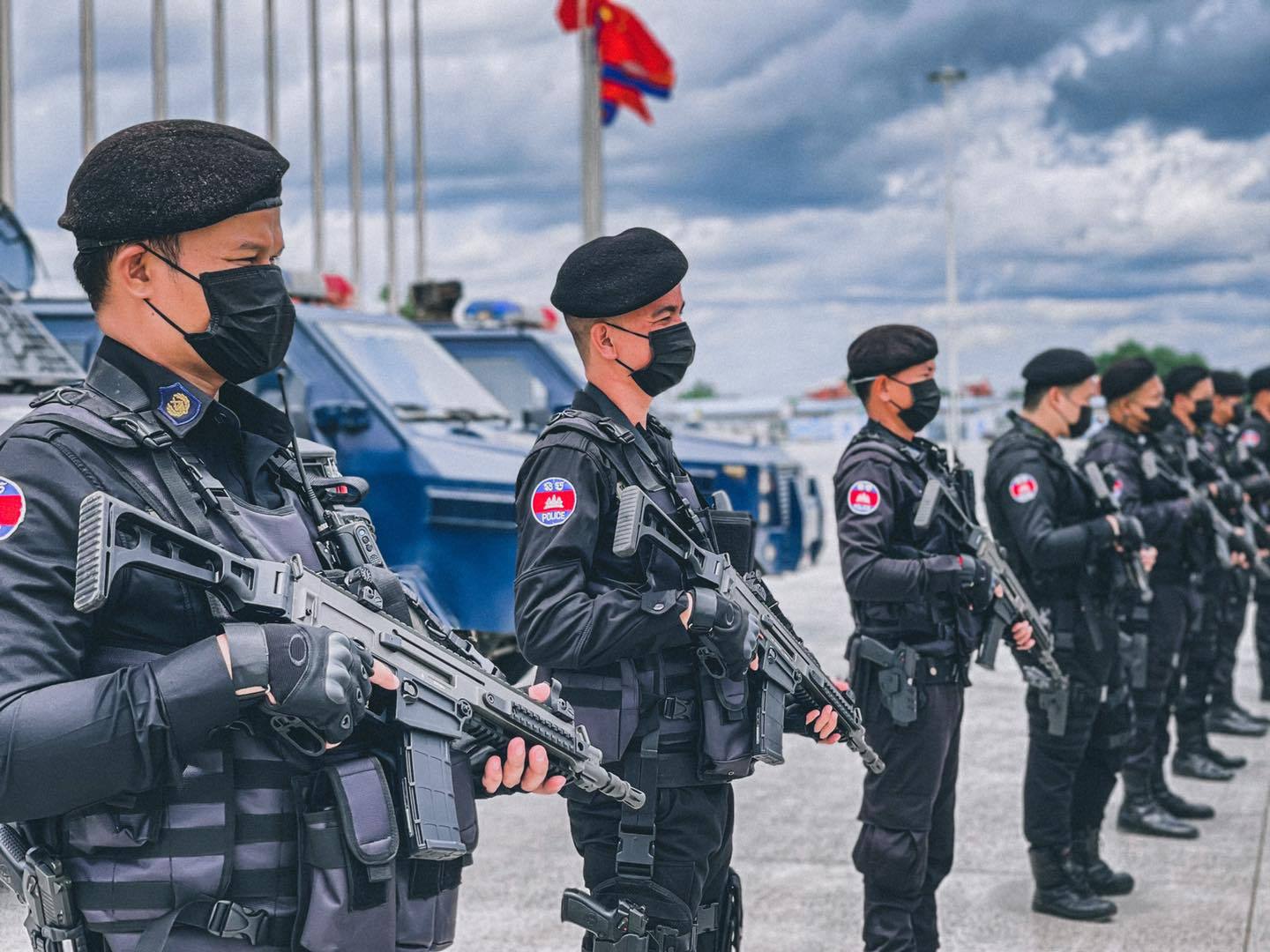 装备捷克cz805brena2步枪和92式手枪的柬埔寨国家警察干预队