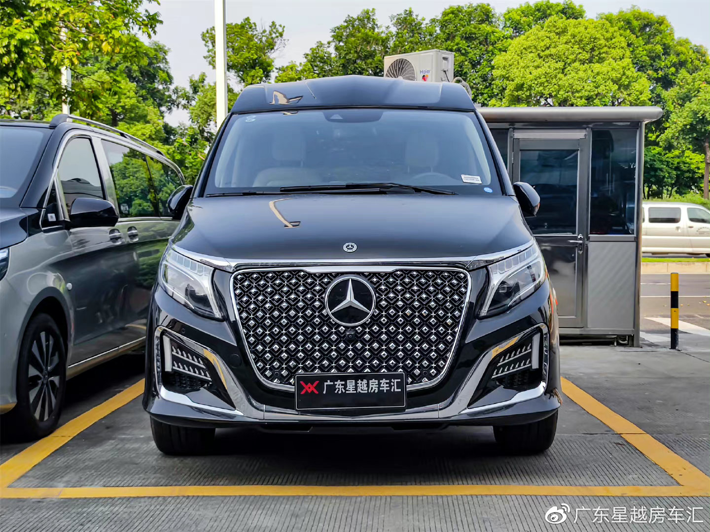 外观方面,奔驰v260l新款的大包围超吸睛,大面积点阵式的镀铬中网,加上