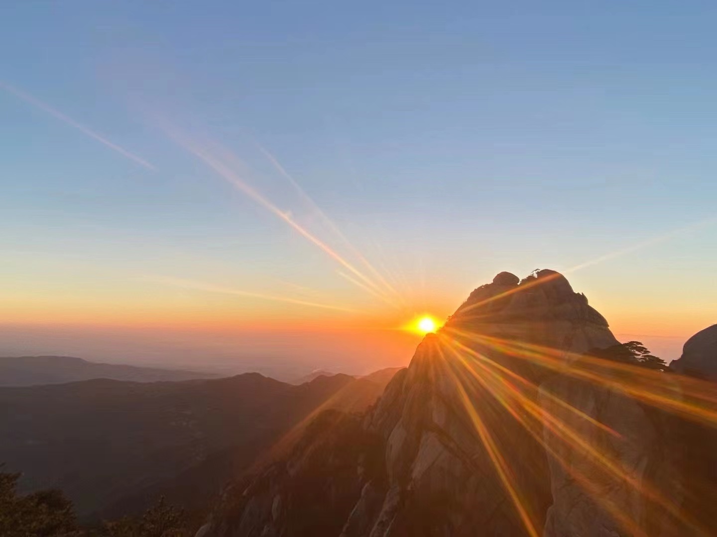 清晨的天柱山带着雾气,太阳冉冉升起,万道霞光洒向山峰……_高清图集