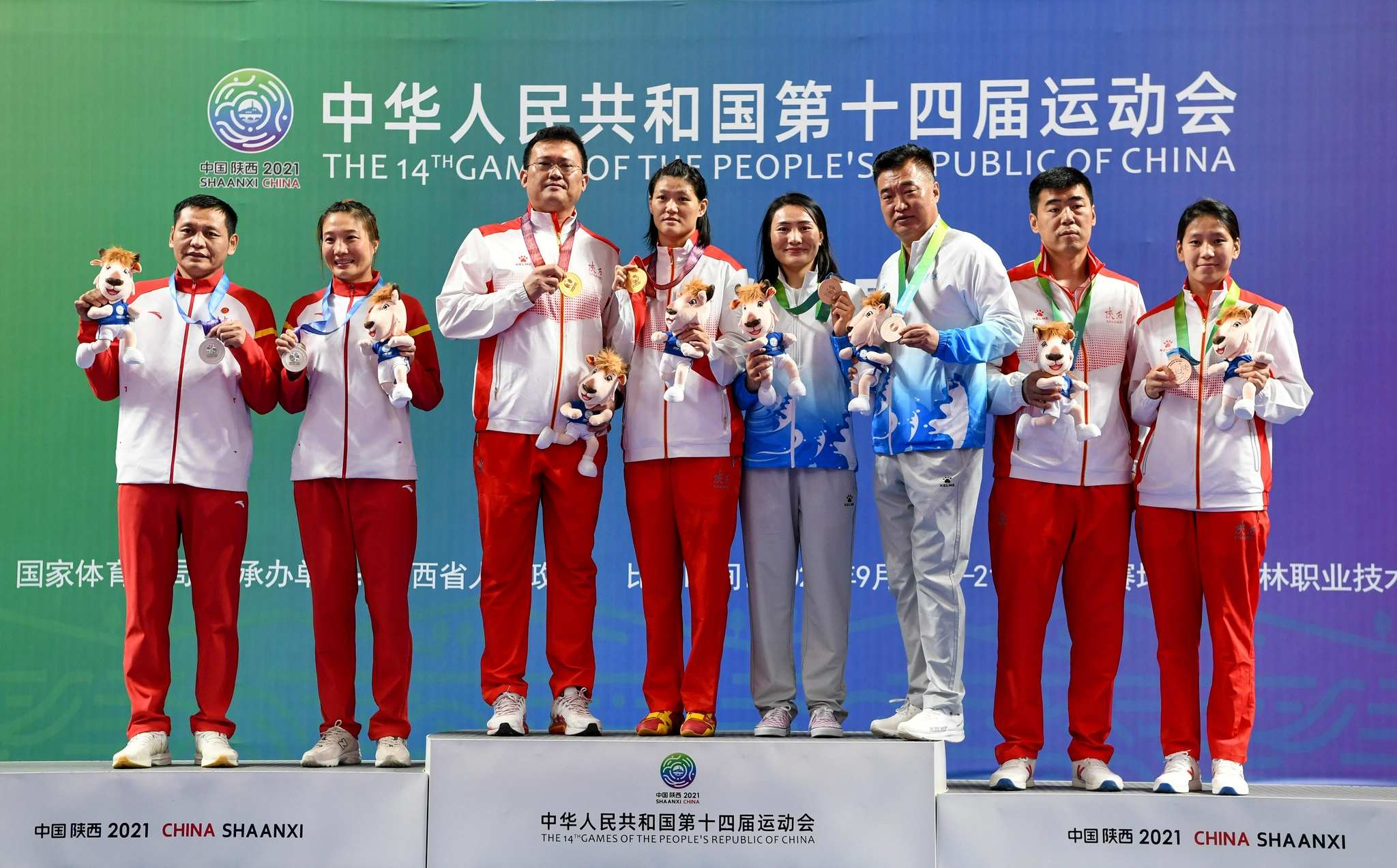 9月21日,裁判示意陕西队选手谷红(右)获得胜利. 新华社记者 冯开华 摄