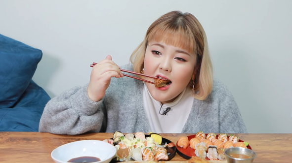 别的大胃王是不是真吃,有没有催吐我不知道,但梁秀彬应该是真吃,因为