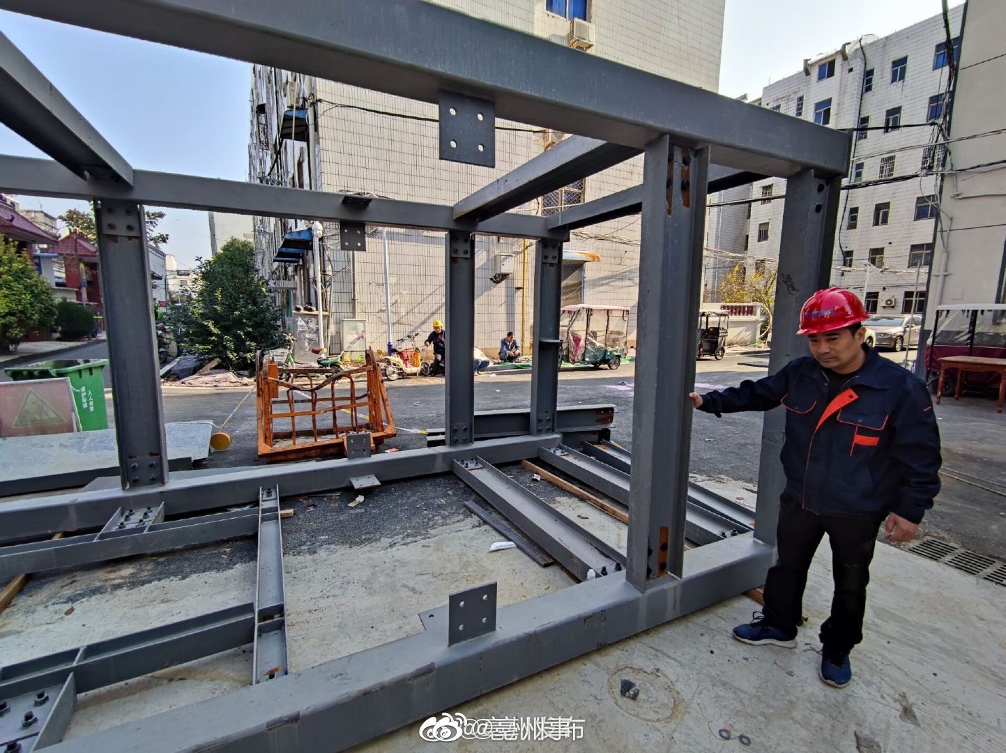 11月20日,小亳在光明小区11号楼单元门前看到,电梯钢结构框架正在施工
