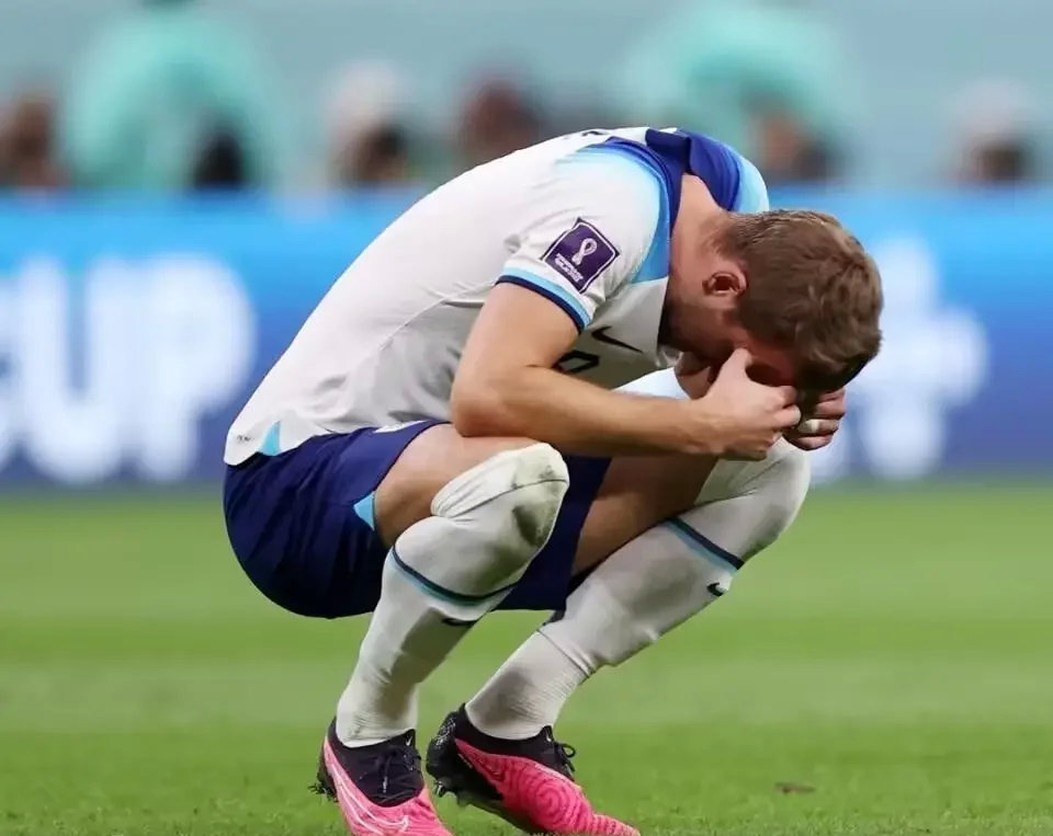 2-1!世界杯太刺激,FIFA第5崩溃,84分钟罚失救命点球,泣不成声|英格兰|法国|哈里·凯恩|卡塔尔世界杯|拉什福德_新浪体育_新浪新闻