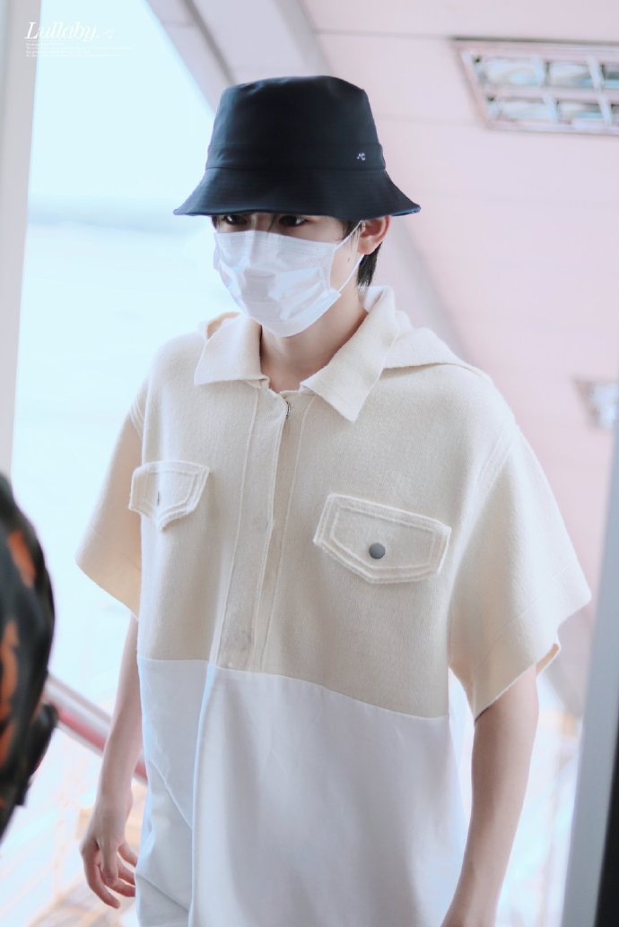 宋亚轩奶白色上衣好可爱呀奶呼呼的样子谁不想rua一rua