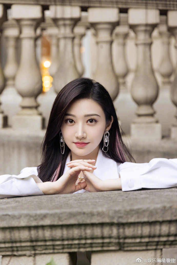 景甜今天采访的生图也太白了黑衣服黑头发白皮肤大红唇