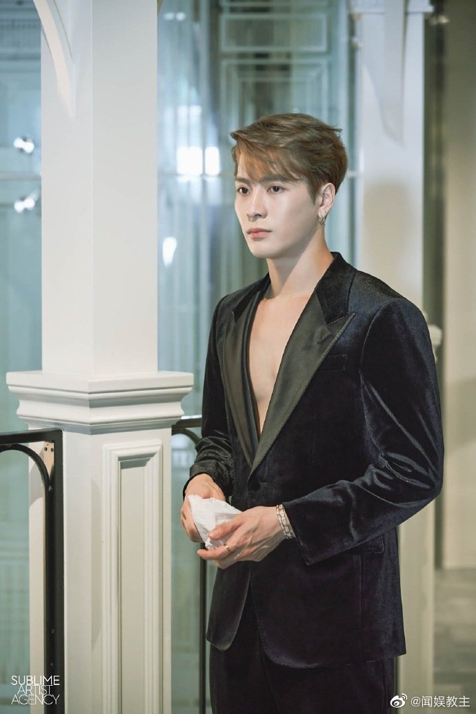 穿真空西装的王嘉尔 yyds!