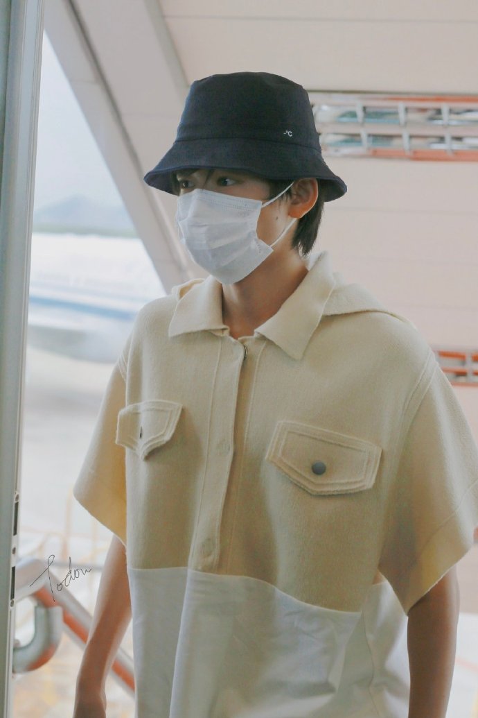 宋亚轩奶白色上衣好可爱呀奶呼呼的样子谁不想rua一rua