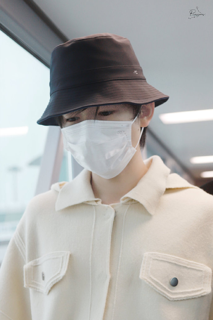 宋亚轩奶白色上衣好可爱呀奶呼呼的样子谁不想rua一rua