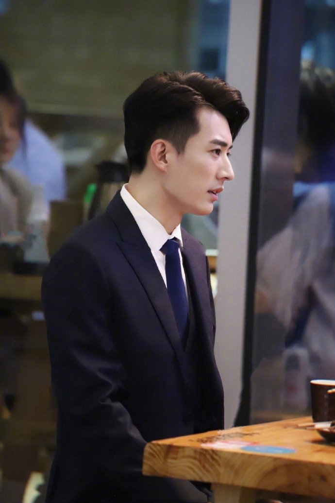 刘学义夜色暗涌时西装路透 刘学义西装身材板正,好腰身!