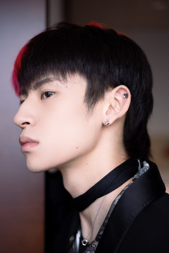 小鬼王琳凯今日份活动造型图来啦 粉黑发色的鬼哥帅气十足