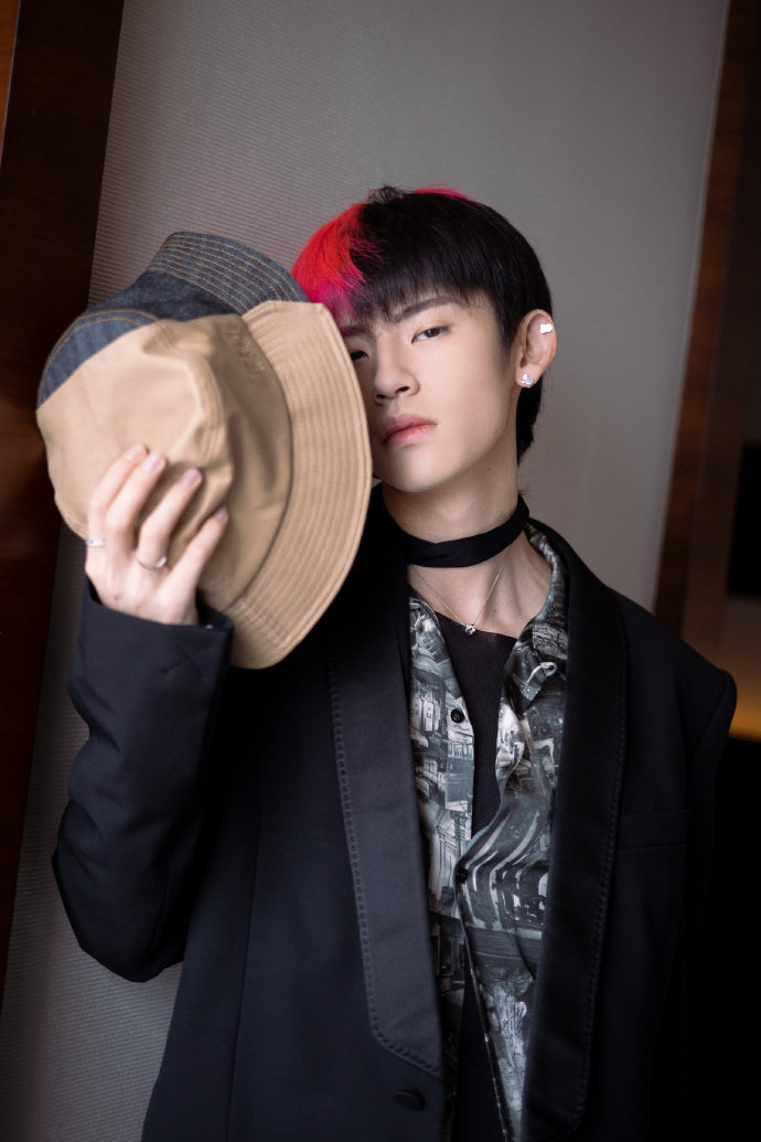 小鬼王琳凯今日份活动造型图来啦 粉黑发色的鬼哥帅气十足