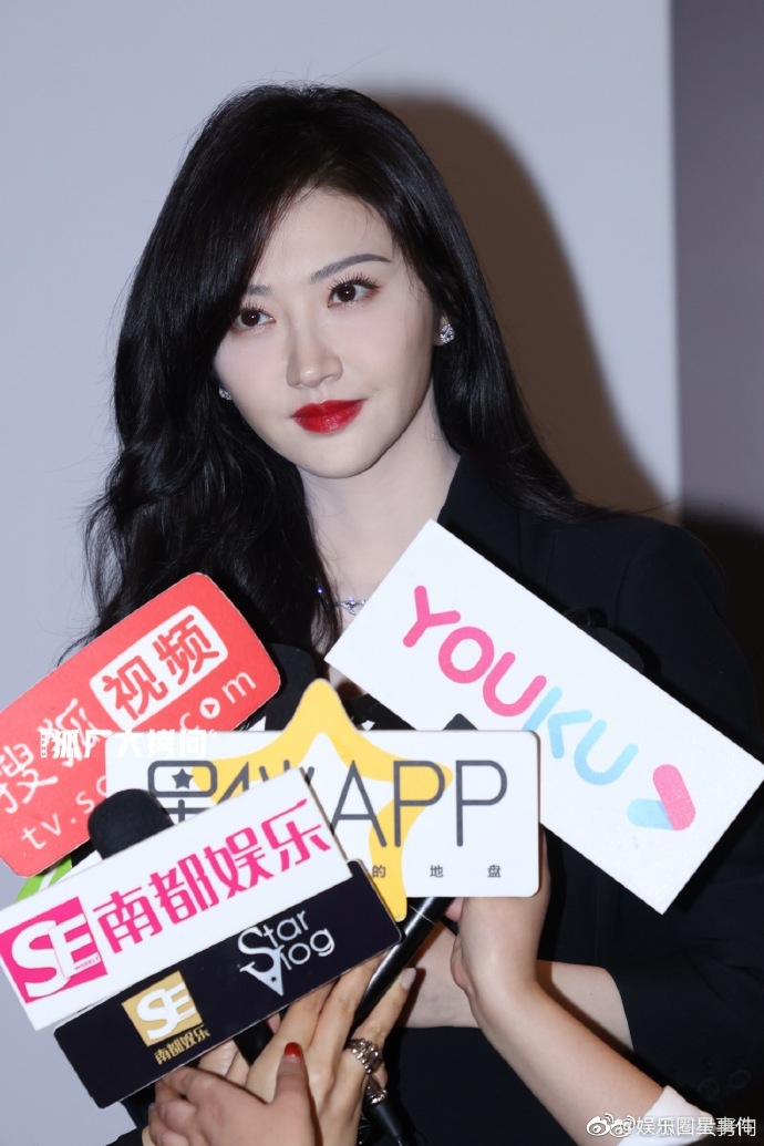 景甜今天采访的生图也太白了黑衣服黑头发白皮肤大红唇