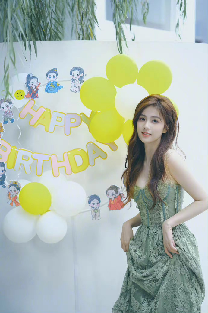 白鹿今天绿色长裙的造型好美啊!