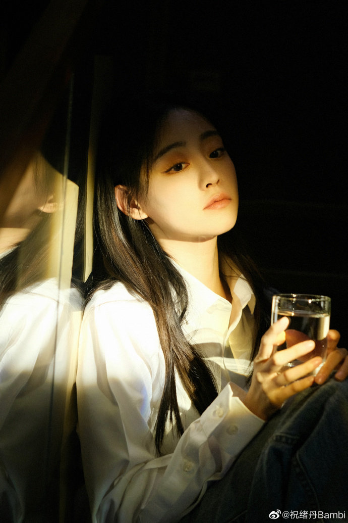 祝绪丹白衬衫氛围感随拍好美呀破碎感美人