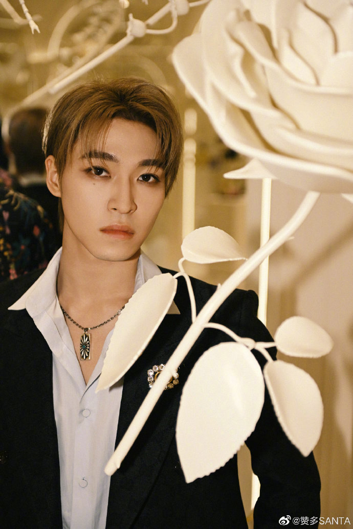 赞多ins更新啦~ 黑色西装造型好办证的大帅哥!