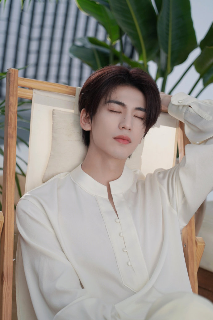 张凌赫最新大片花絮图释出~ 新中式白衬衣造型国风韵味十足!