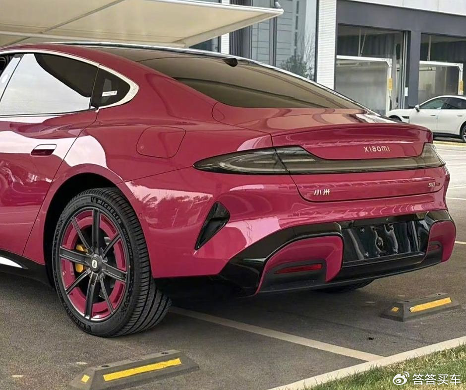 小米SU7璀璨洋红实车曝光 选装费用9000元-新浪汽车