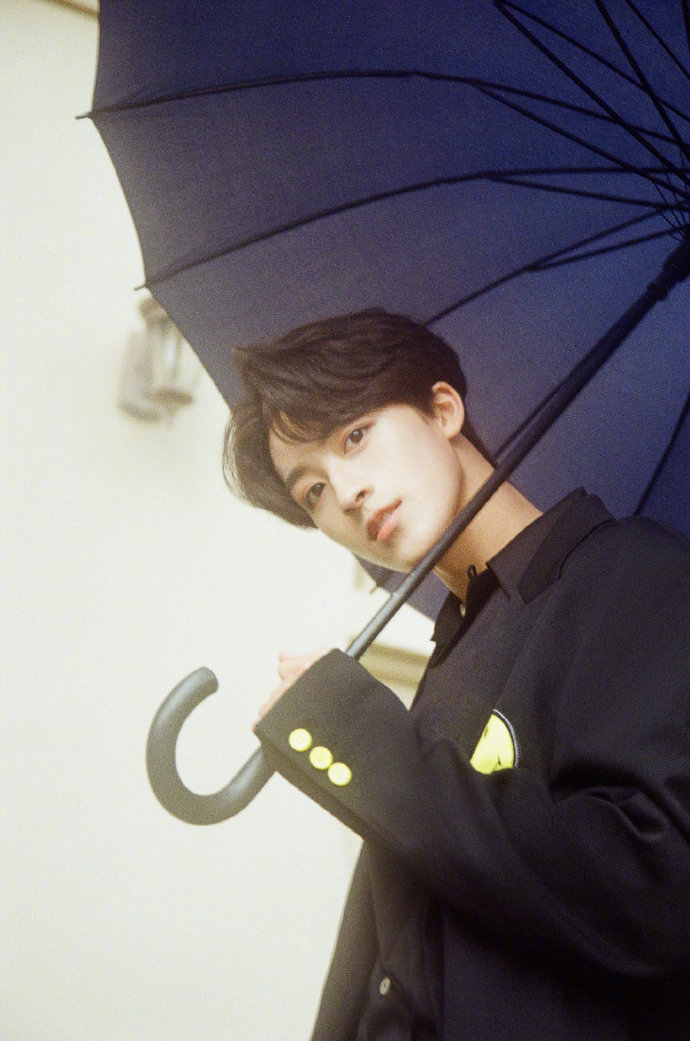 何洛洛|小熊西装造型何洛洛晒出撑伞大片,雨中撑伞all black造型冷峻