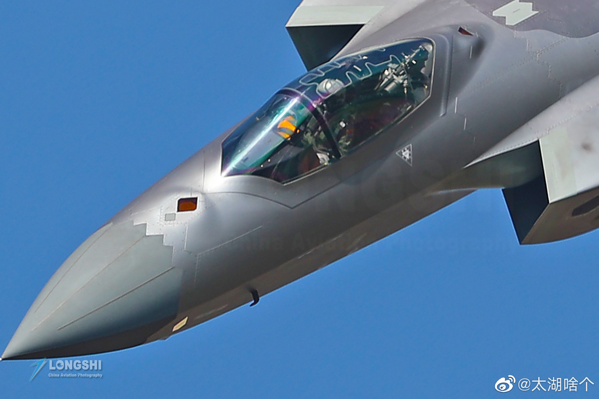 歼-20威龙战斗机越看越漂亮