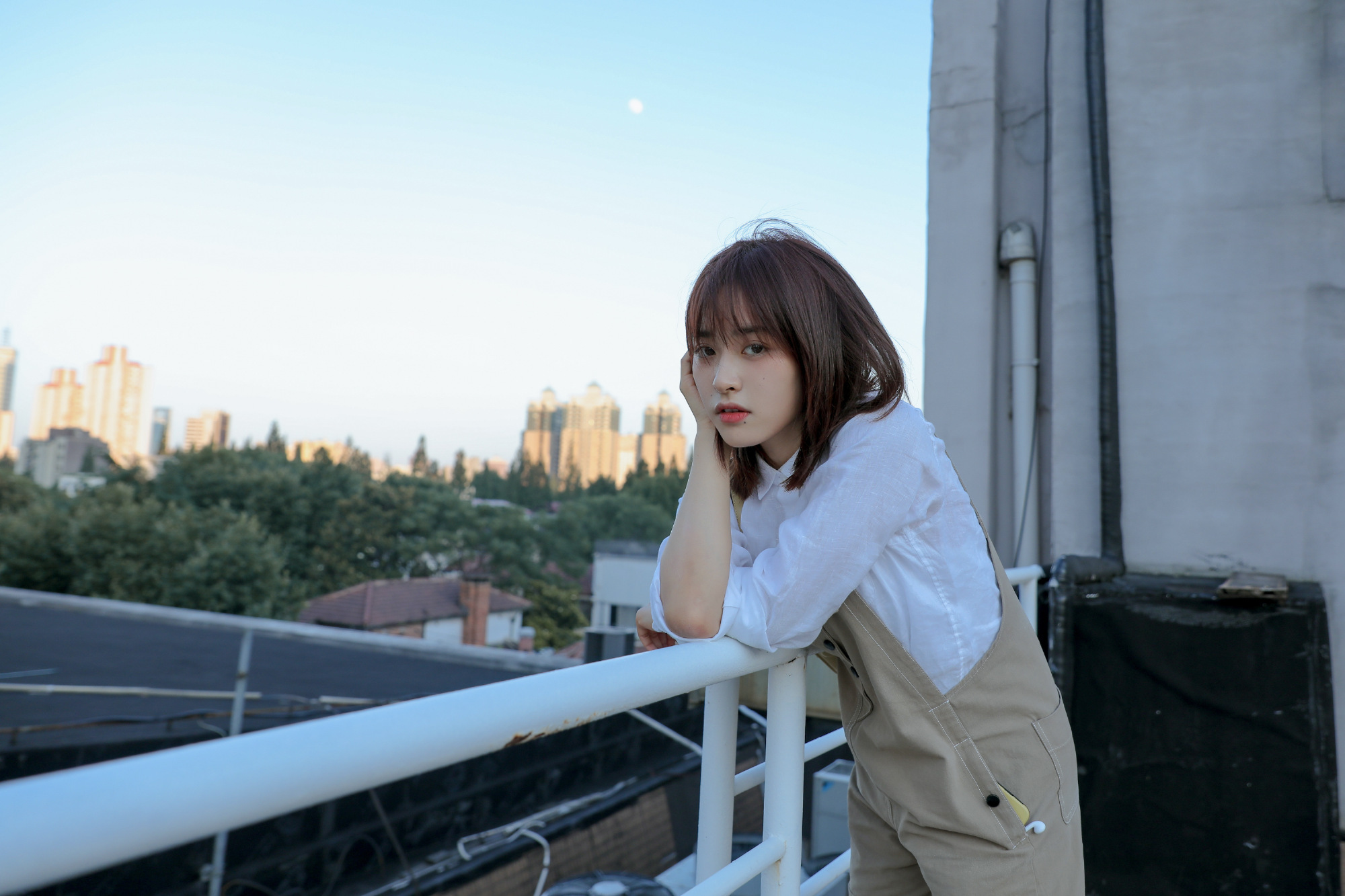 沈月最新大片,泪痕妆还蛮美的,极具表现力,小清新很治愈……__财经