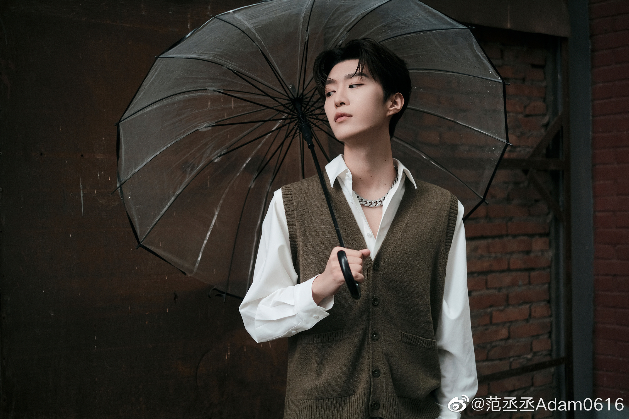 范丞丞综艺路透,红头发,蓝色制服……__财经头条