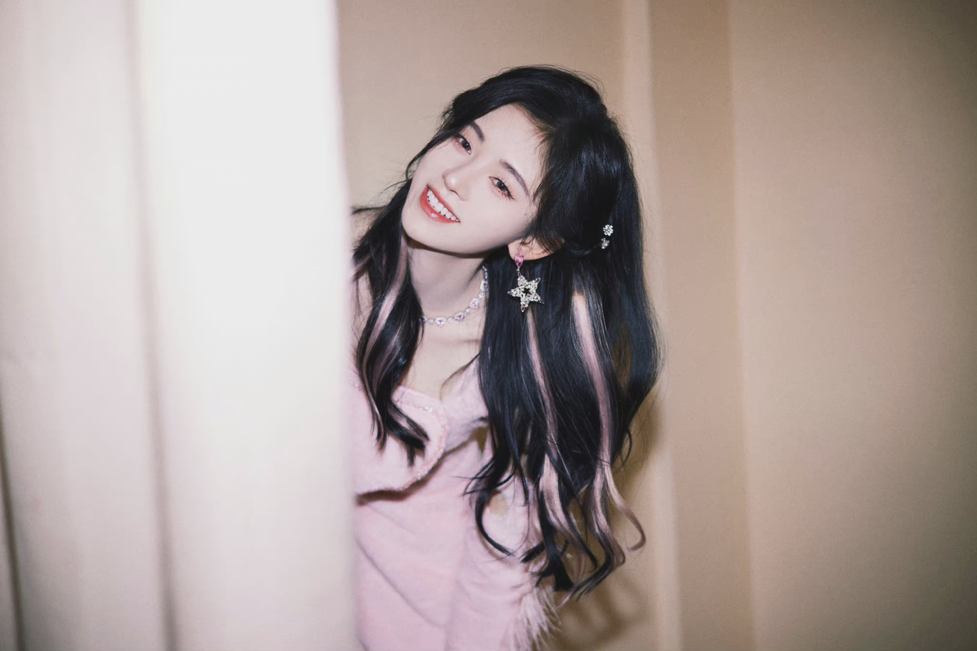 鞠婧祎品牌活动生图好绝呐挑染发色也是爱豆感满满