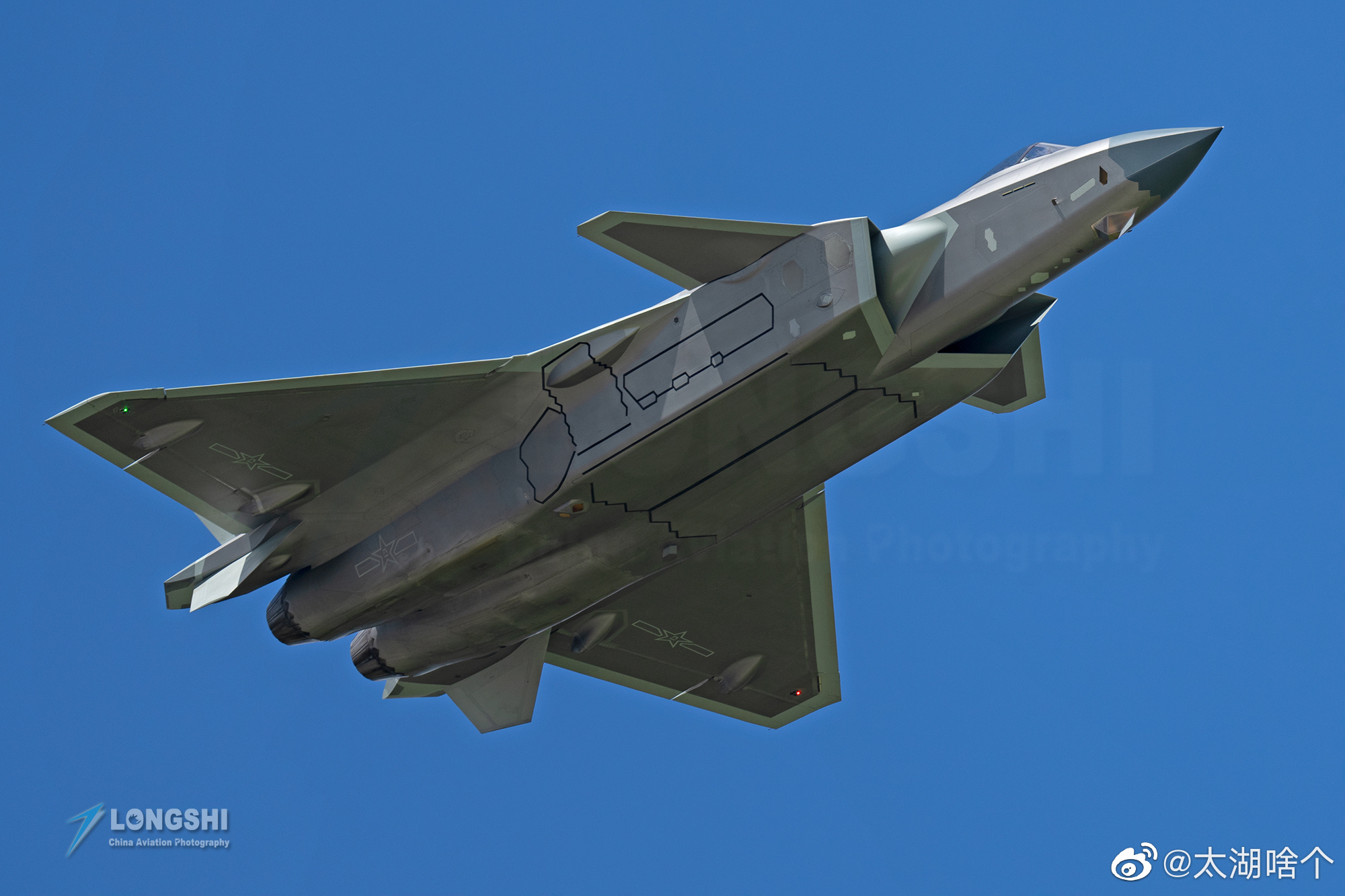 歼-20威龙战斗机威武霸气,今天天气给力,歼-20战斗机飞稳了!