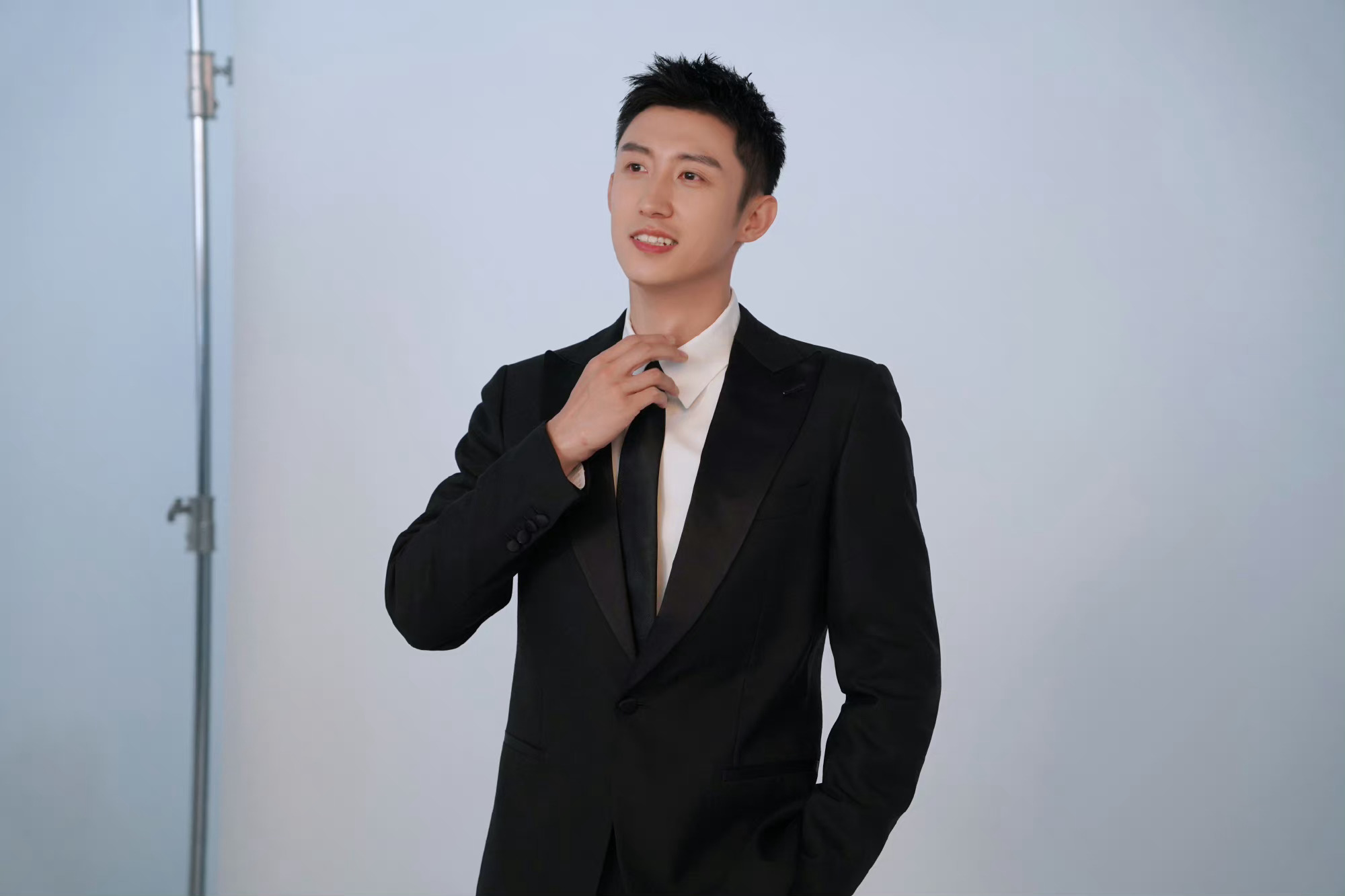 黄景瑜《极限挑战9》花絮照 穿西装简直不要太帅太迷人!