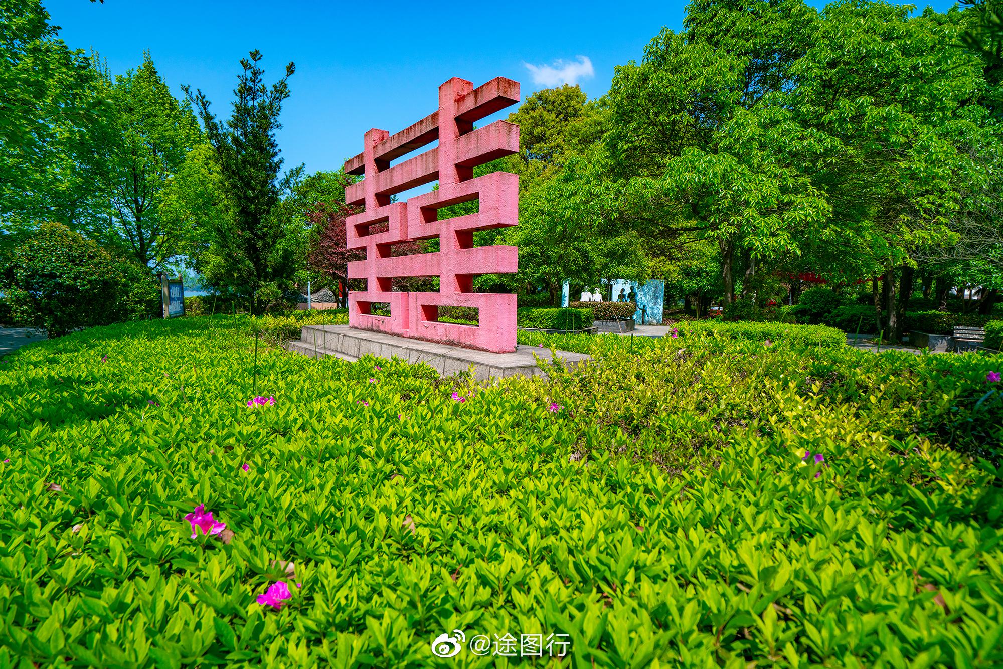 在仙女湖上有一座爱情岛,岛中全是爱情主题,适合情侣游玩打卡哟