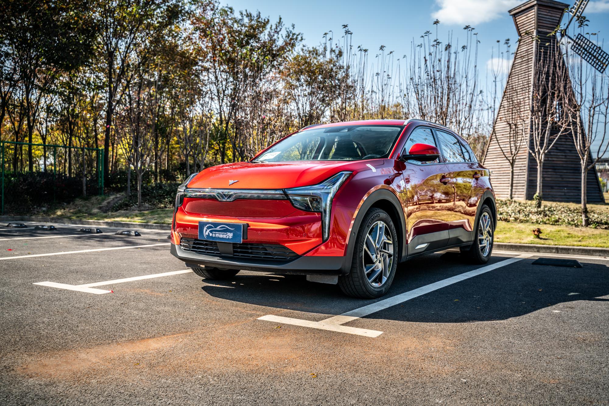 卷叔试驾:科技感爆棚的哪吒u,开起来究竟是个什么样?