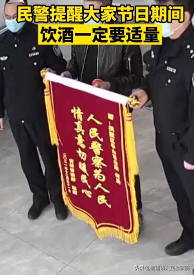 醉酒男子被民警抬起以为在游泳  一直“滑水”到办案区休闲区蓝鸢梦想 - Www.slyday.coM