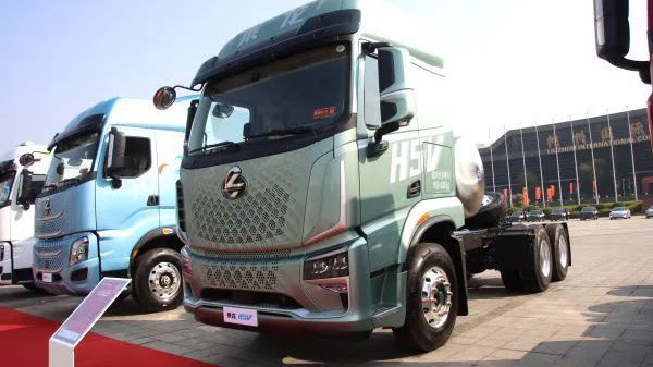 自重仅8吨 乘龙H5V LNG牵引车节气王者 | 卡车之友网