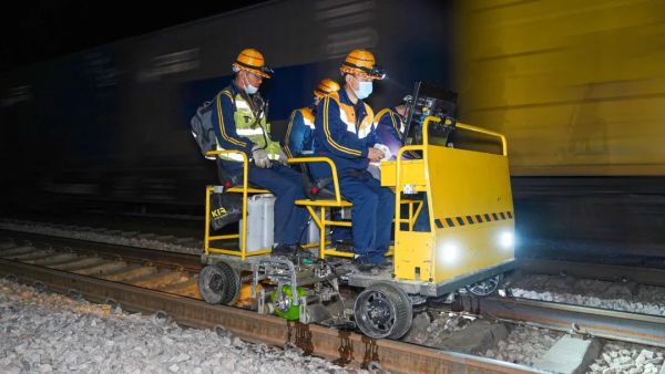 而这台"敞篷车"采用的rud-15型双轨式钢轨超声波探伤仪,最大的特点便