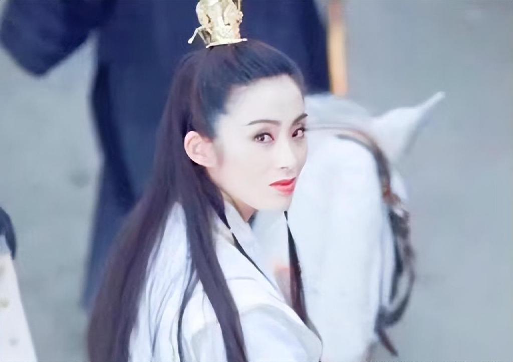 说到她,有的朋友可能会想到她在《赌神》中扮演的珍妮,在《笑傲江湖》