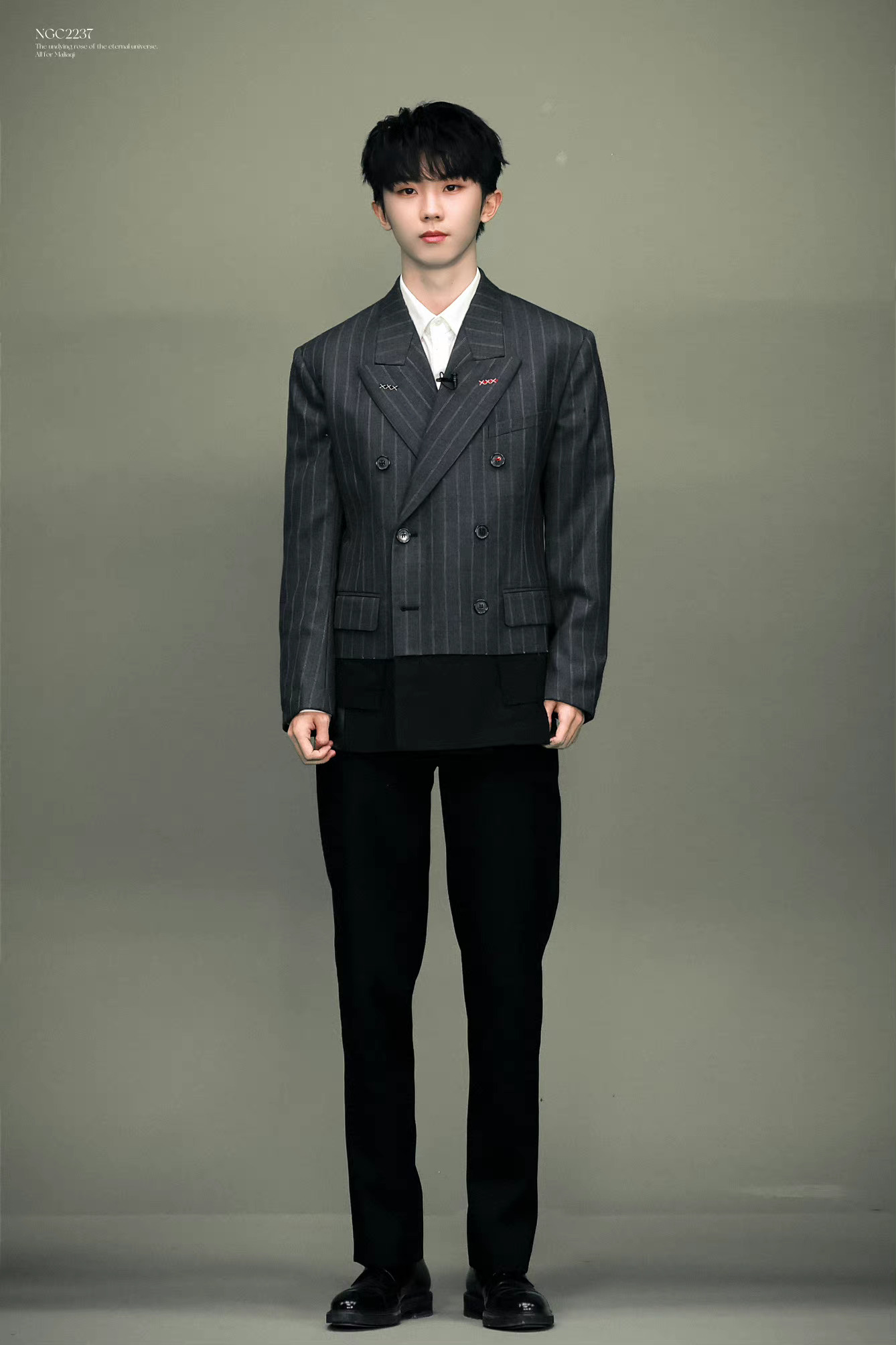 马嘉祺条纹西装造型饭拍图～ 亭亭玉立的帅气少年,好想rua一下