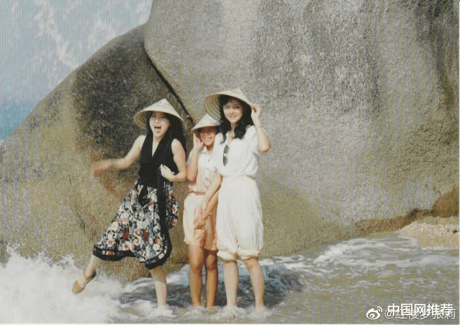"在陈晓旭张莉同框旧照中,两人穿一黑一白,戴着斗笠在海边踏浪,笑得超