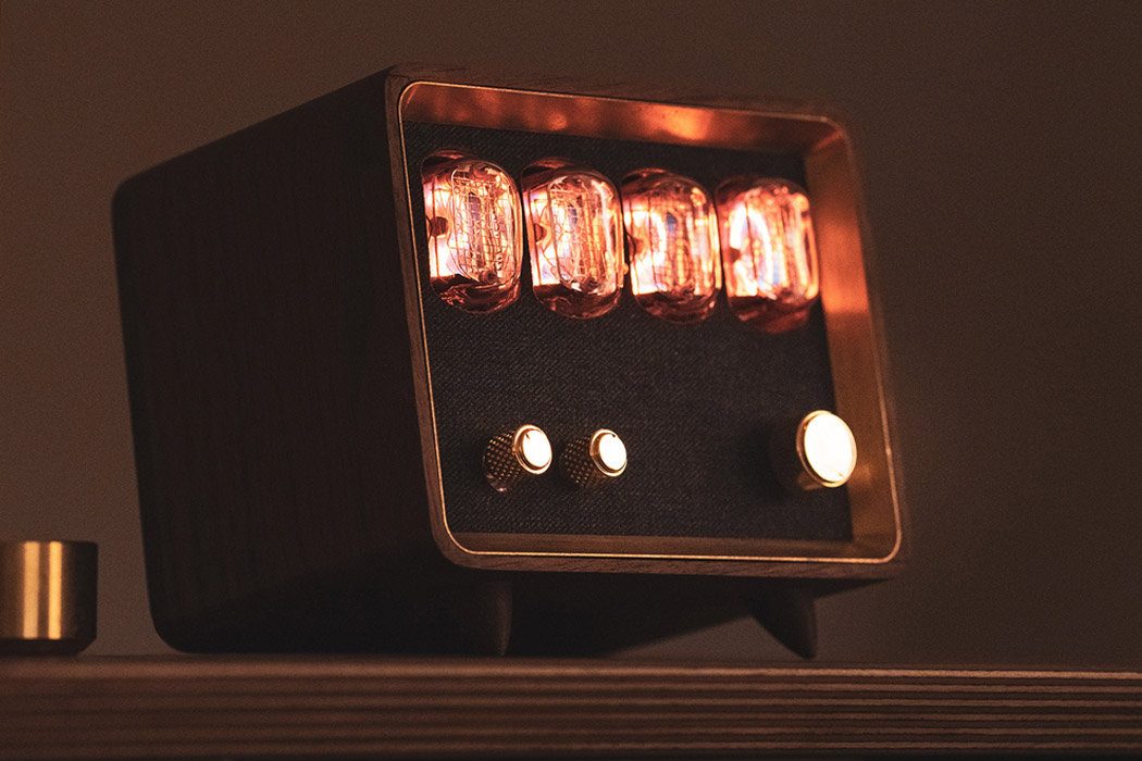 这款带有扬声器的数码钟专为享受纯正古董的音响发烧友设计!